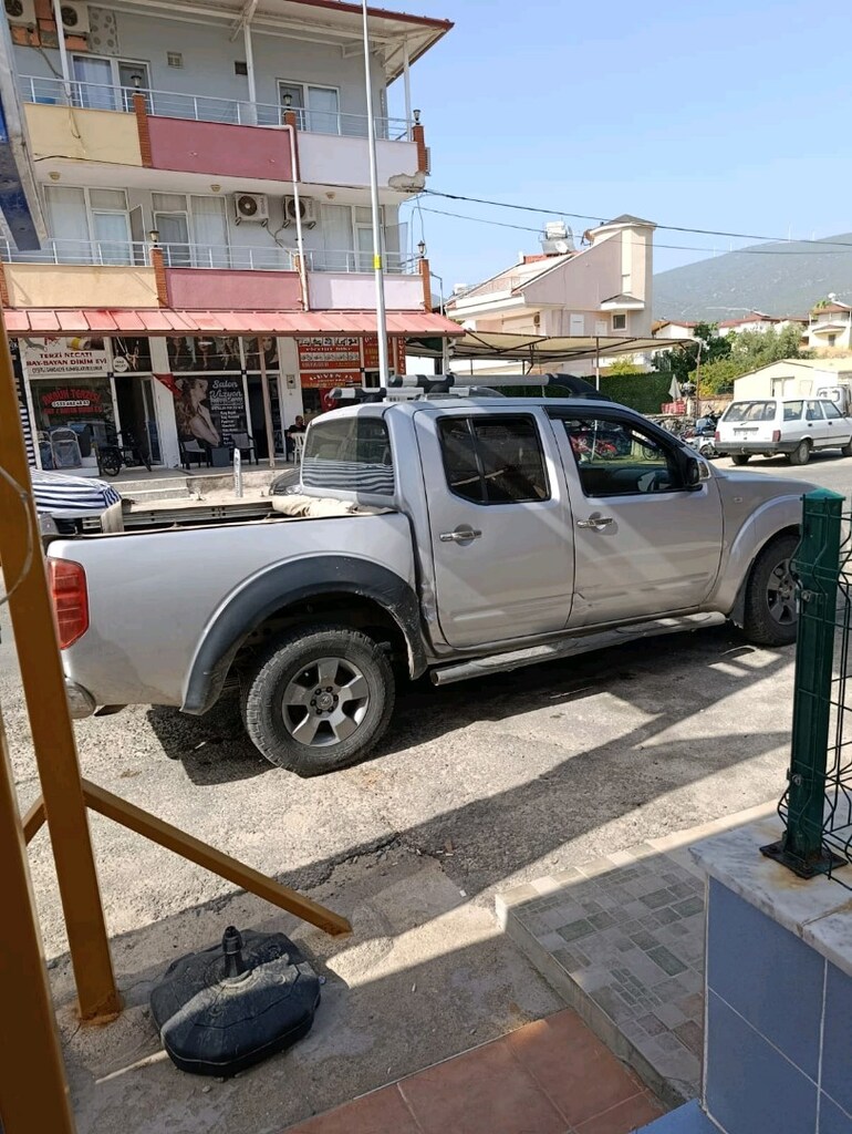 NiSSAN NAVARA D40 - 4