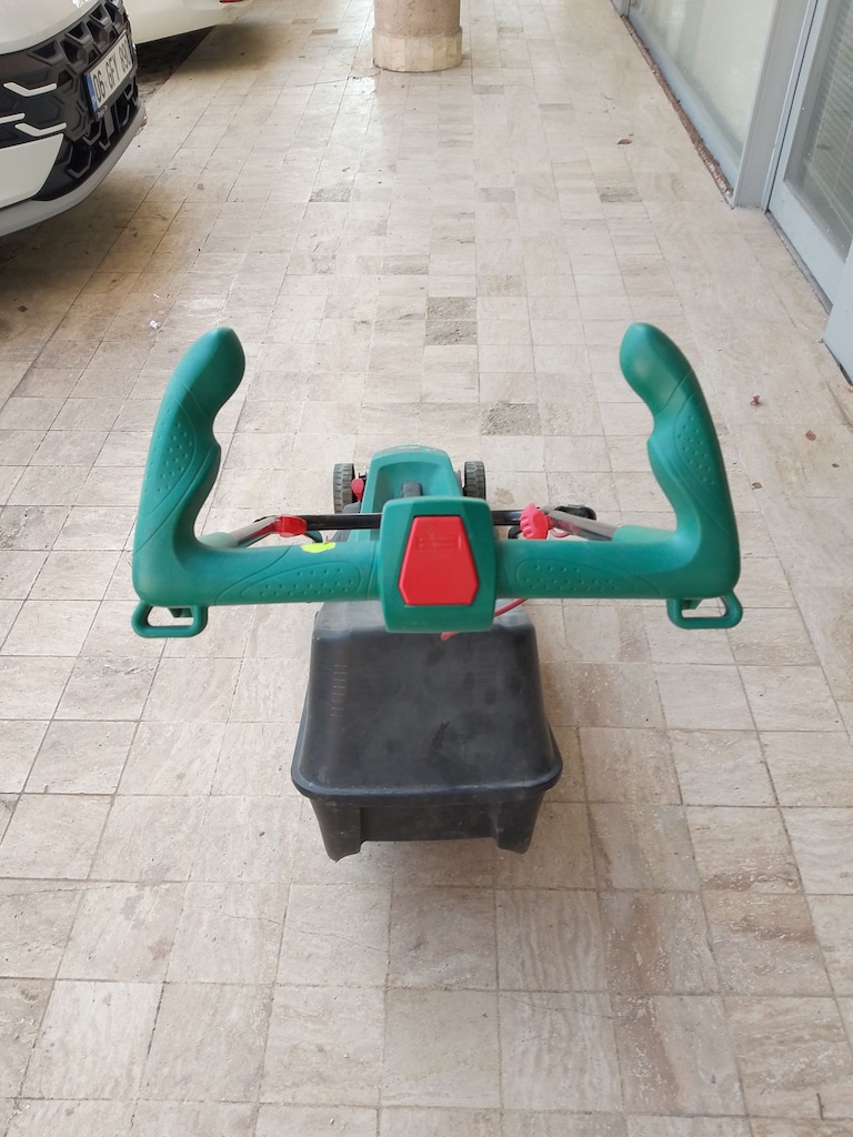 Temiz Bosch Çim Biçme makinesi - 3