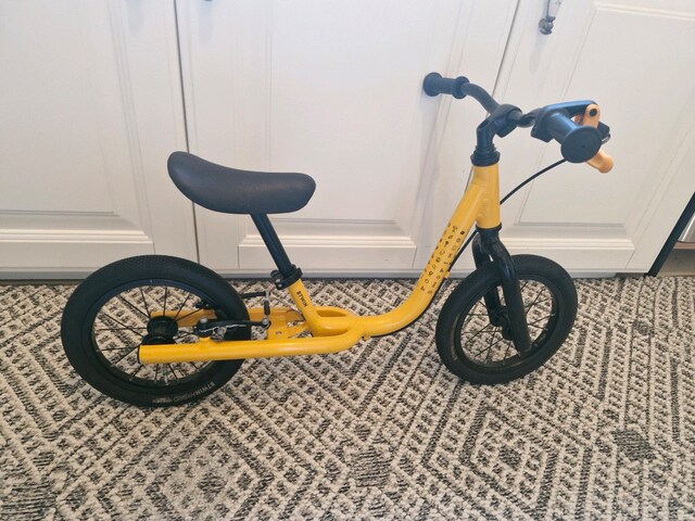 Btwin RunRide 900 12 Jant Sari Çocuk Denge Bisikleti Frenli.