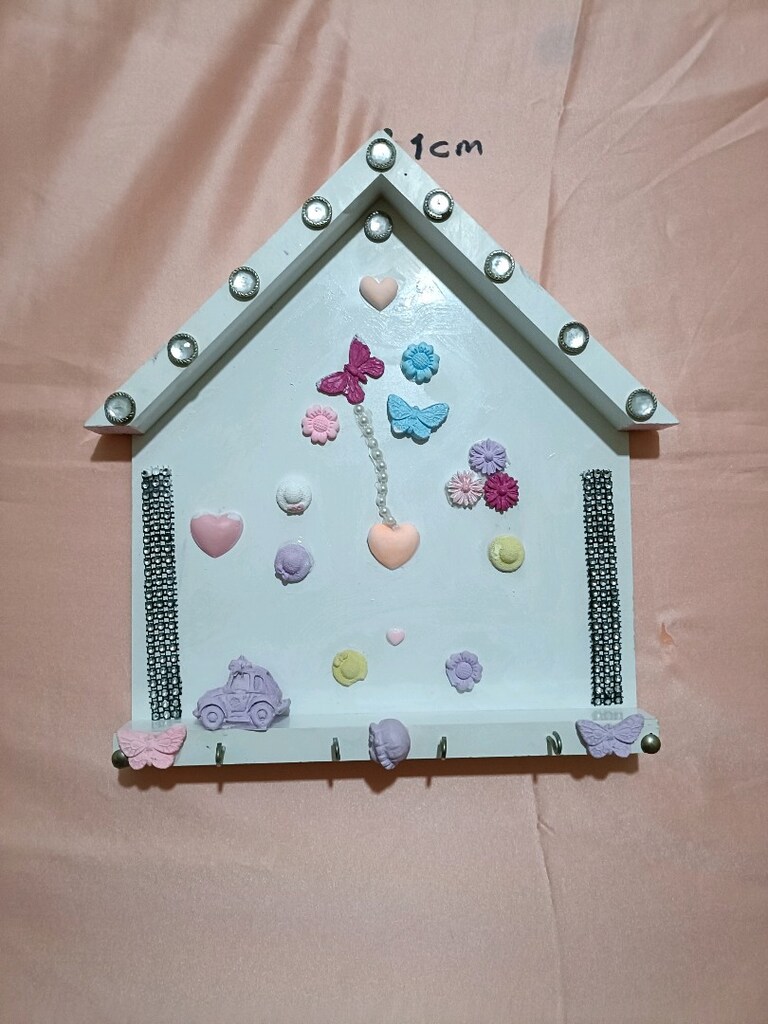 Beyaz Anahtarlık Figürlü