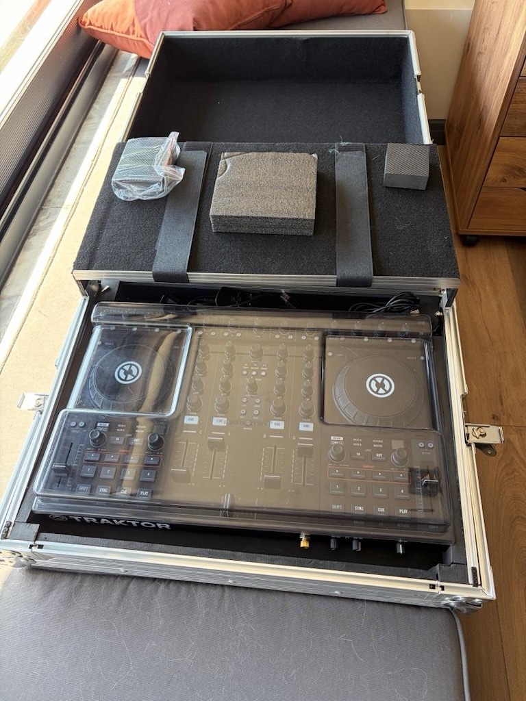 Traktor Kontrol S4 MK1 DJ kontrol cihazı/mixer (ve sert taşıma çantası - 5
