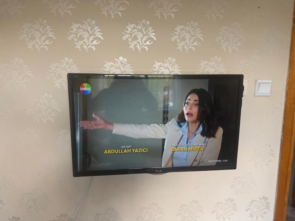 LG marka 82 ekran uydu alıcılı( duvar askı aparatı ve Tv ayak dahil) - 4