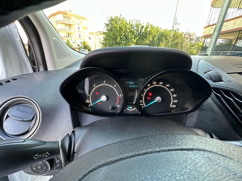 Ford Courier 2016 178.000km Ağır hasarlı geçiyor - 10