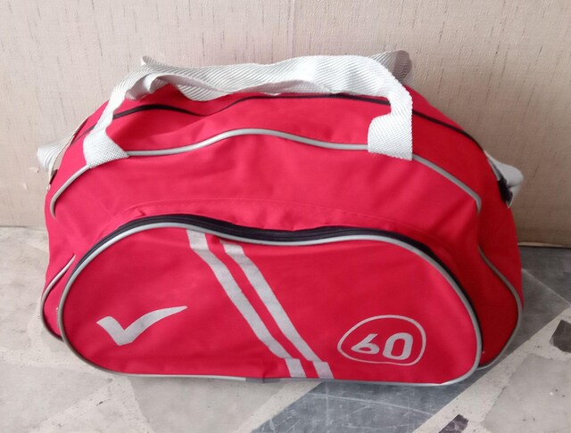 SPOR ÇANTA NIKE KIRMIZI 23x50x32cm (köşesinde küçük bir leke vardır)