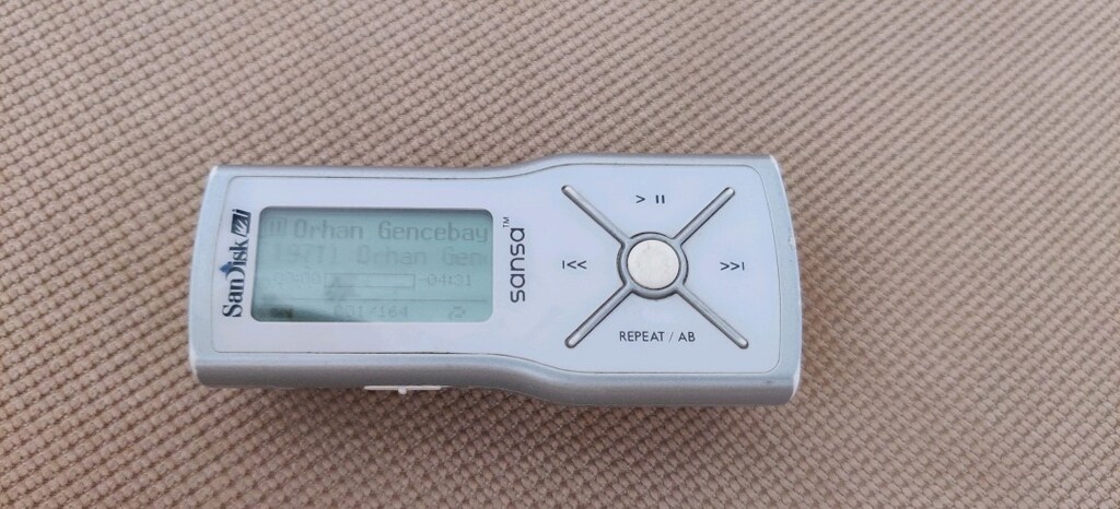 SanDisk Sansa m200 FM radyolu ve ses kayıt özellikli MP3 çalar. - 8