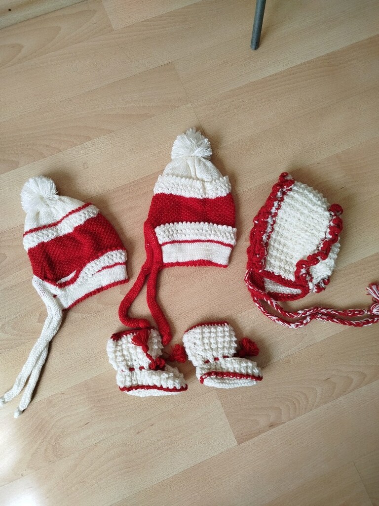 Sıfır örgülü şapka ve patik. 14 ve 22 cm. Tanesi fiyatı