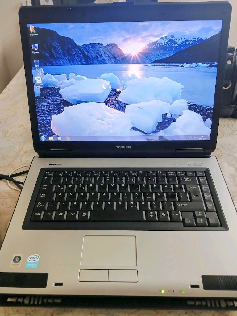 Toshiba Satellite L40-139 - 11