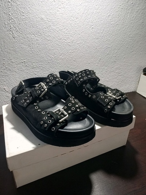 Beymen'Den Gotik Metal Detaylı Siyah Sandalet