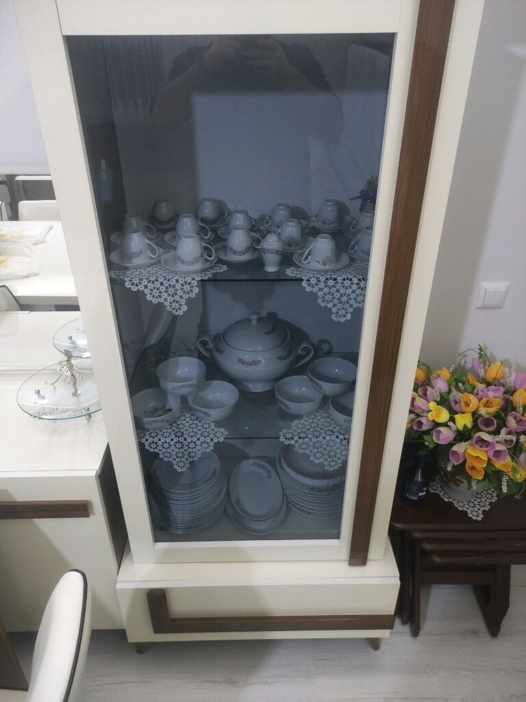 2 adet Gümüşlük vitrin ve 1 adet aynalı konsol. - 2
