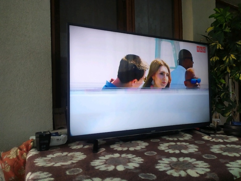 Arçelik 50 inç Smart TV ekranda kırık yok ama göründüğü böyle oluyor - 2