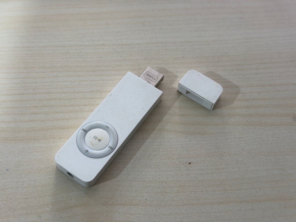 Apple iPod Shuffle A1112 1st Gen 512MB White MP3 Player USB - 7