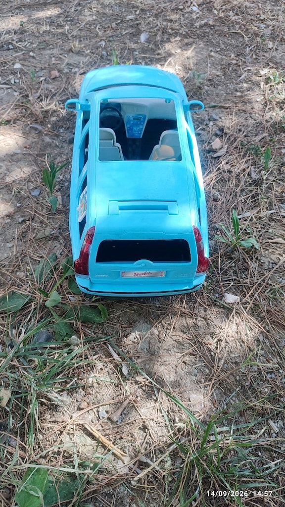 Plastik Volvo V70 Barbie arabası modeli oyuncak araba - 5