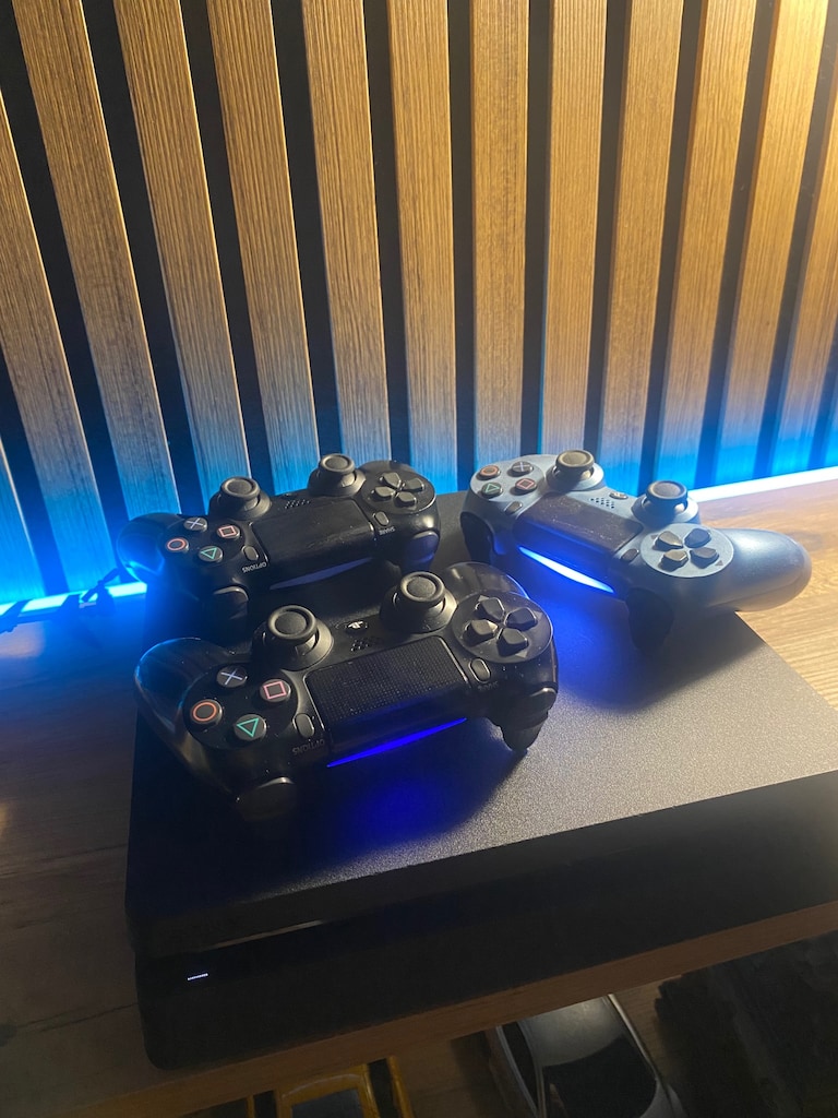 Playstayion 4 Slim - 3