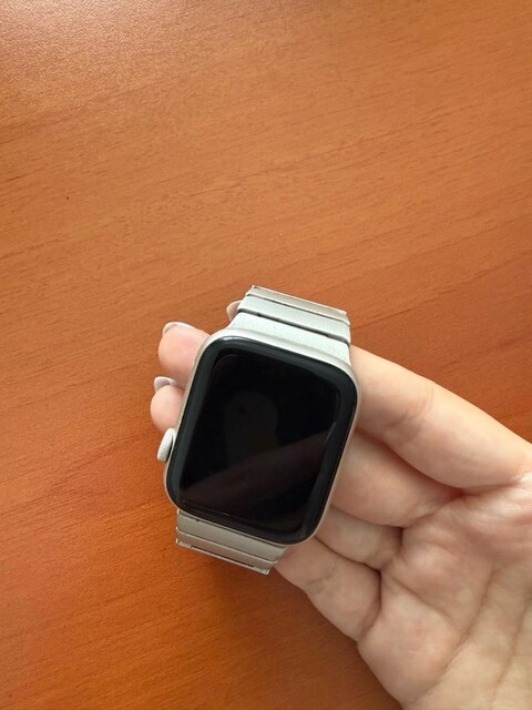 Apple Watch SE 44mm Aluminum Case Starlight
