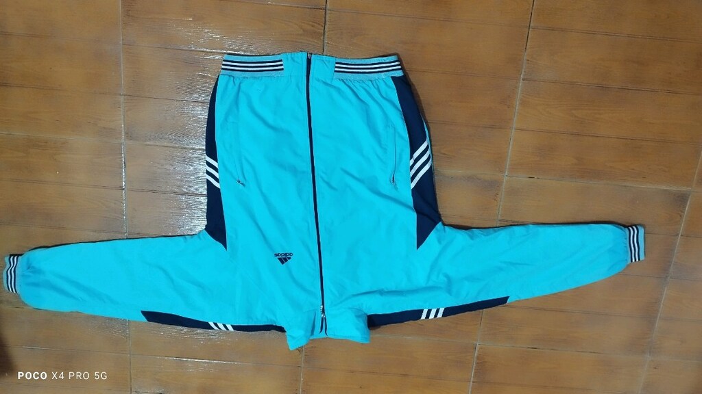 #Adidas spor mont.Nokta siyahlık iki tane..Kolları geniştir. - 2