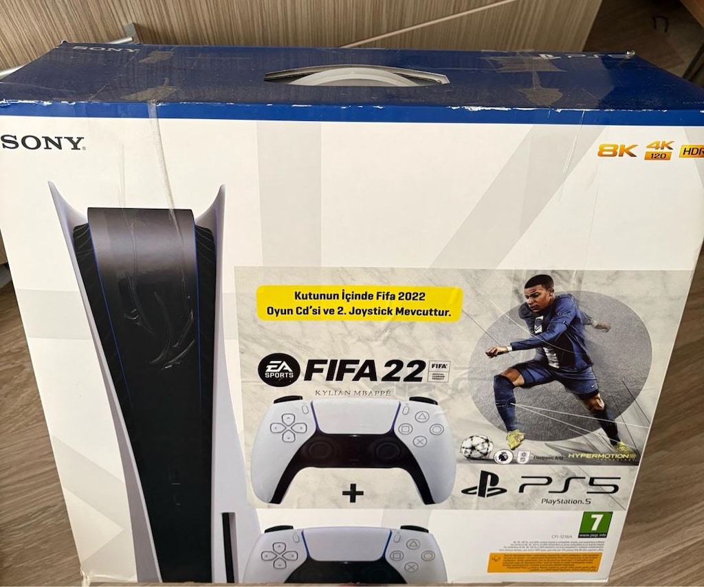 PlayStation 5 ve Logitech G29 Driving Force direksiyon seti.