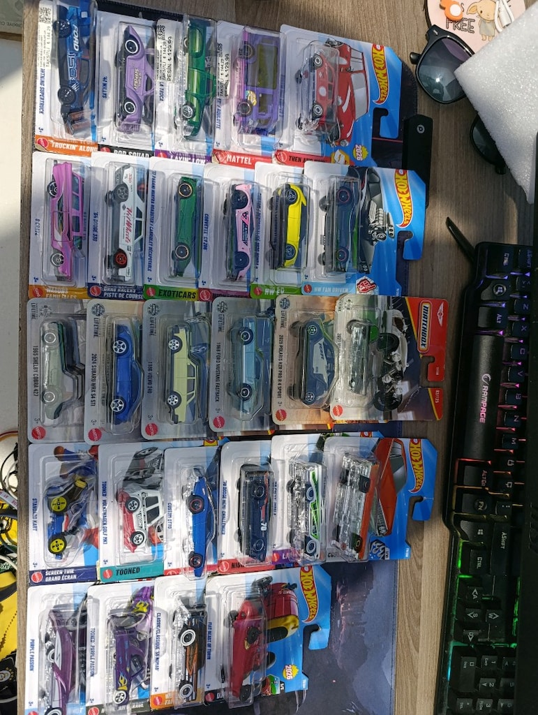 ÇOK SAYIDA OYUNCAK, KART VE HOT WHEELS