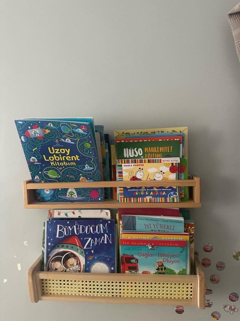 masa, sandalye, raf ve 50 ye yakın kitap - 2