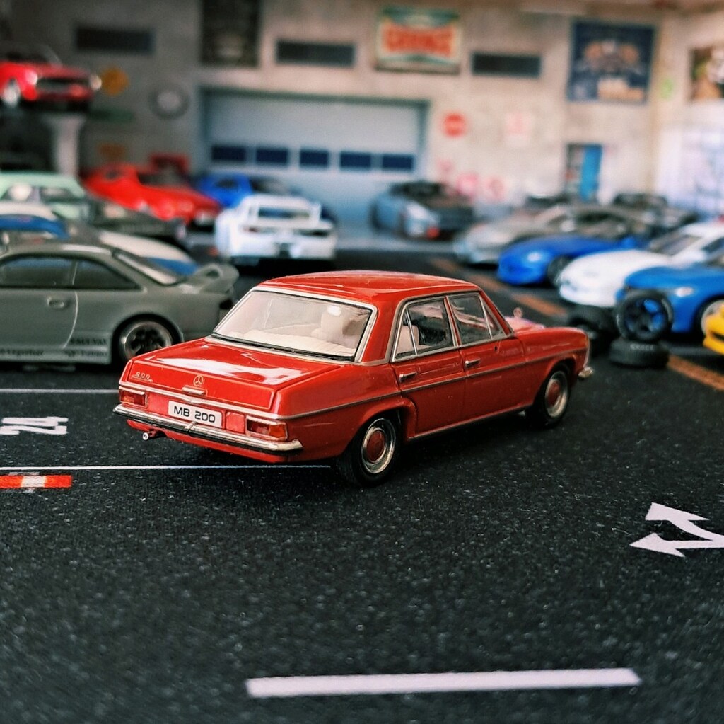 Mercedes Benz 200 W114 maxwell 1/64 diecast - 5