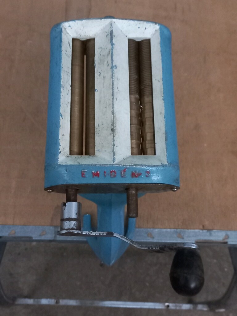 dededen kalma çok eski erişte makinası. - 2