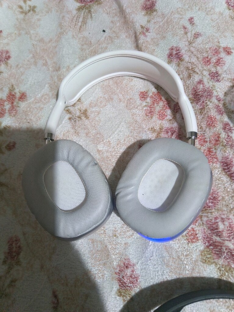 2 tane bluetooth kulaklık JBL biraz soyulma var - 3
