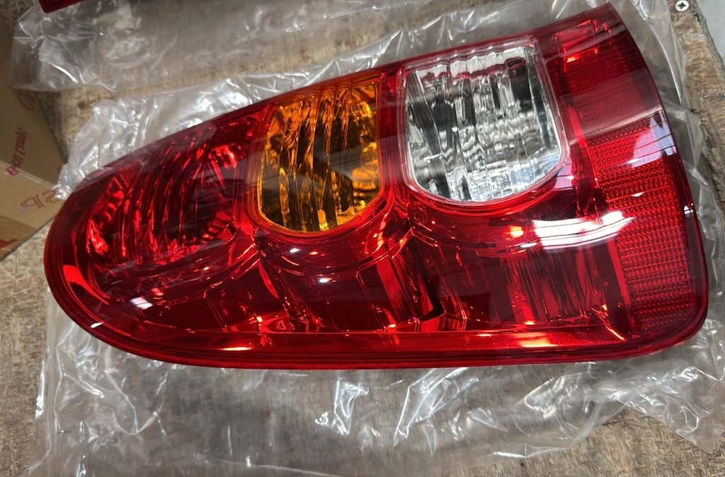 HILUX STOP SAĞ 2005 2006 2007 2008 2009 2010 2011 SIFIR 81561-0K010 - 2