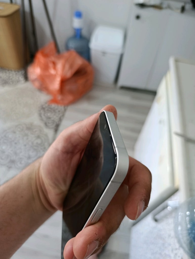 Tertemiz iPhone 16e - 5