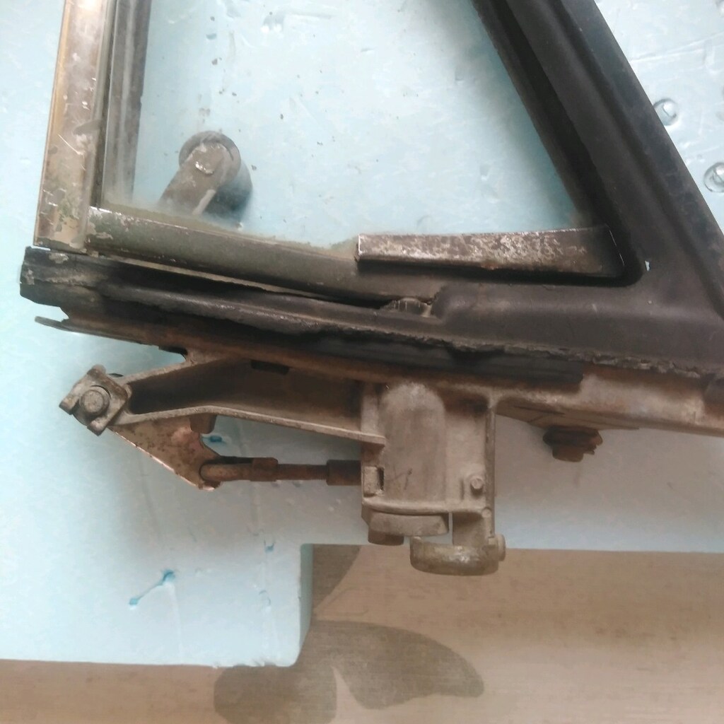 MERCEDES W108 ÖN KELEBEK CAM - 2