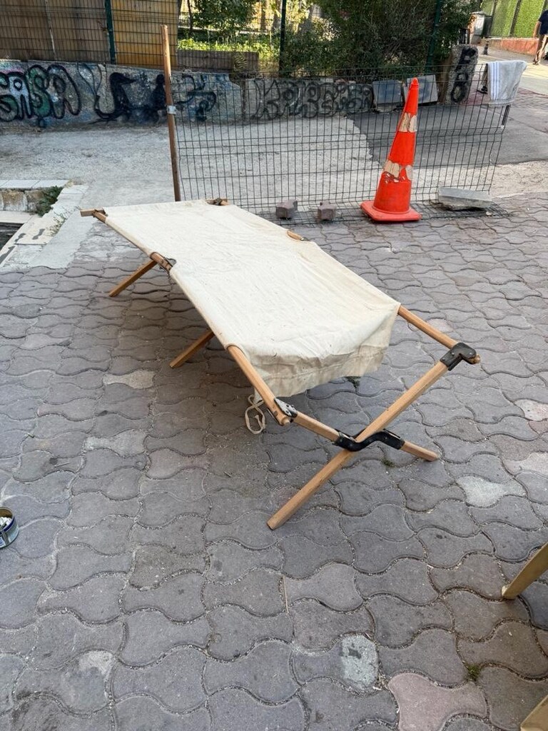 Tarihi katlanabilir ahşap kamp sedyesi
