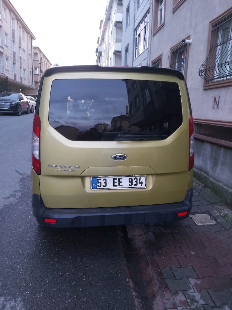 2014 model tourneo connect 143000 de - 5