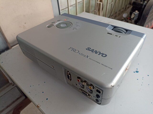 SANYO PLC-XU41 VGA ÇIKIŞLI LCD Projeksiyon