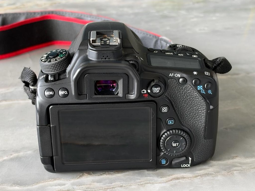 Canon EOS 80D Kamera ve Canon EFS 18-135 Nano IS USM lens - 8