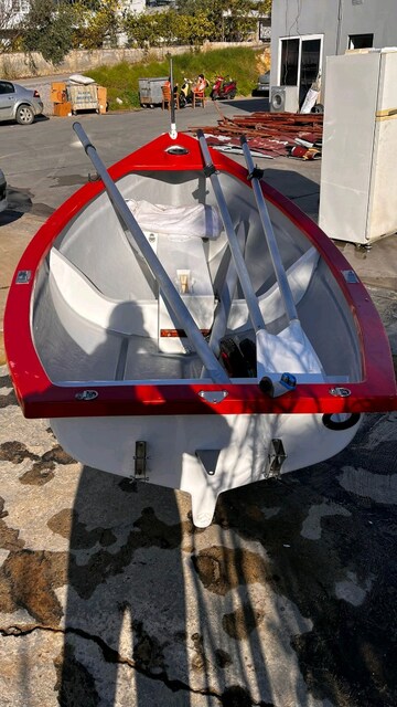 Yelkenli sıfır dosta gider tekne.