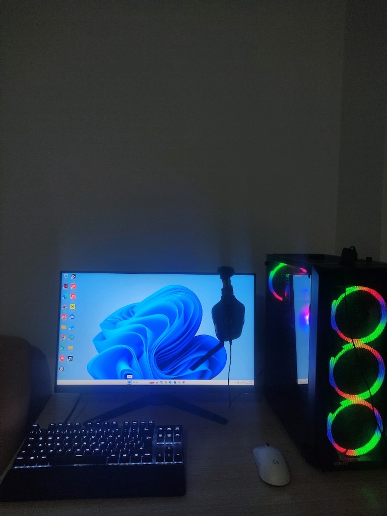 acill satılık masaüstü oyuncu monitöru ve ekipmanları