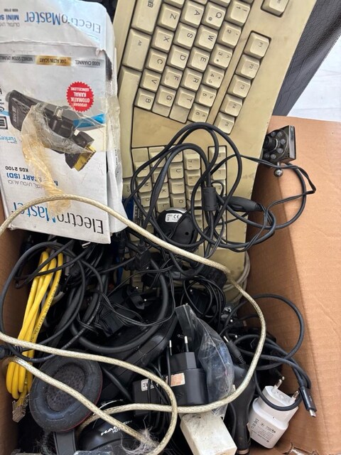 elektronik cihaz adaptör modemler