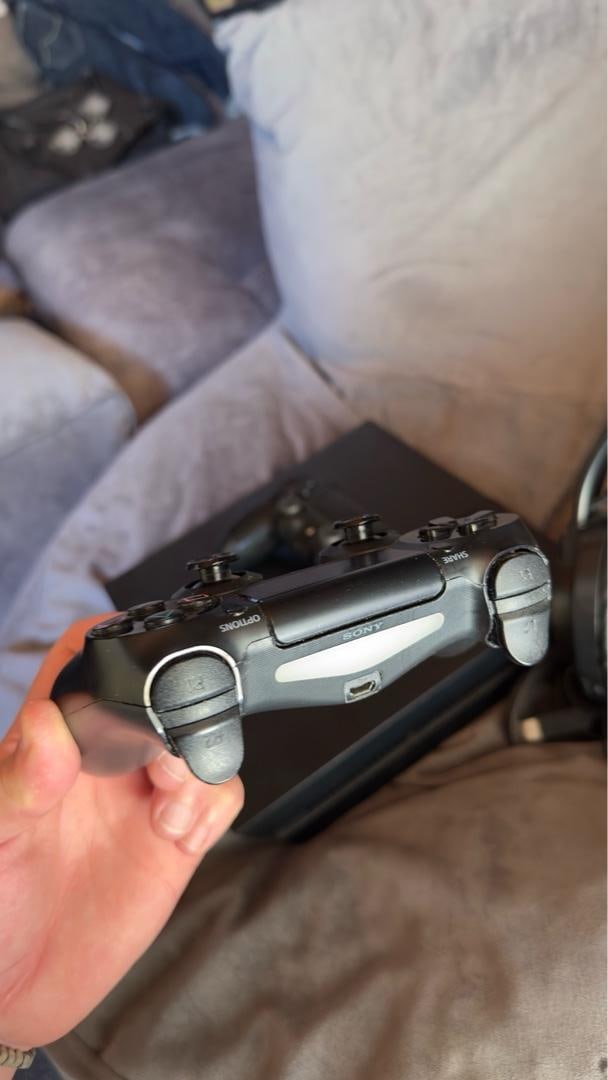 Playstation 4 İki kol + oyun monitörü Sıfır Sayilir