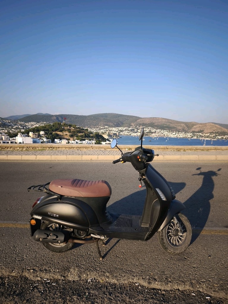 Bodrum Sokaklarının Keyfi: Şık ve Ekonomik Kuba Bluebird - 5