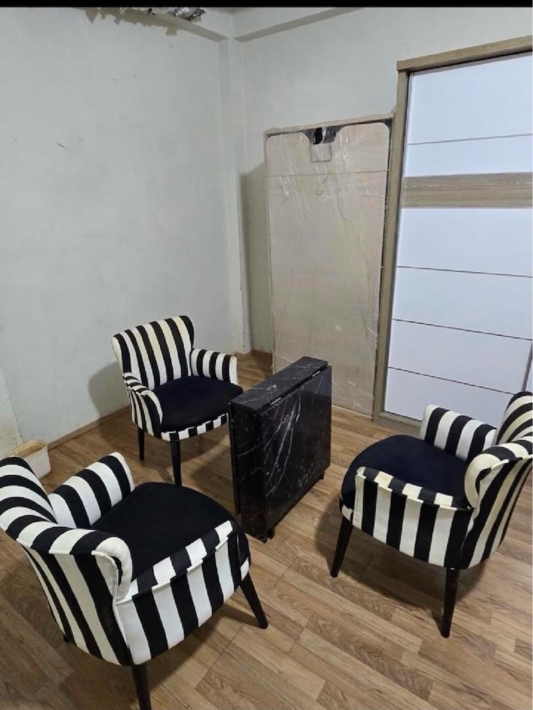 Temiz Yıkanmış Çizgili Sandalyeli Siyah Mermer Desen Masa Seti - 3