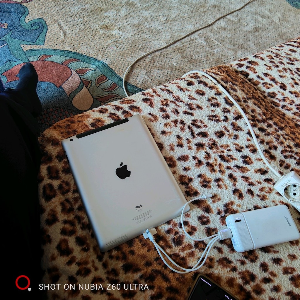 temiz iPhone tablet, 1.5 -2 yıldır kullanmadık, galiba bataryası ölmüş - 2