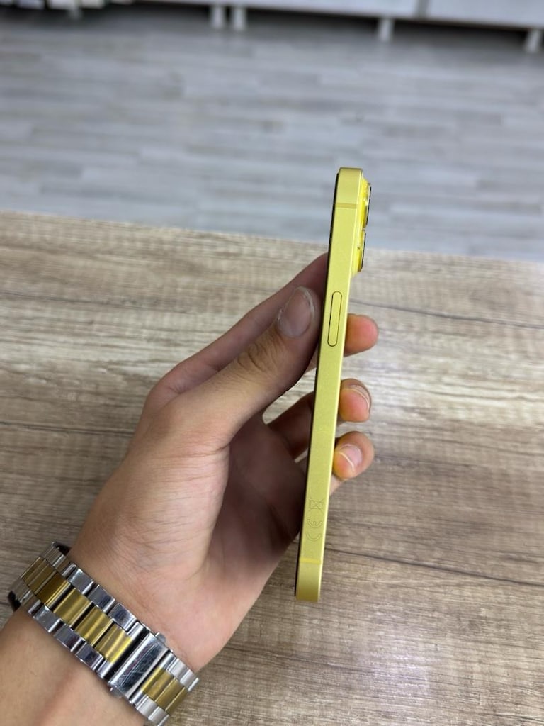SARI GÜNEŞ IŞIĞINDAN FARKSIZ IPHONE 14 - 2