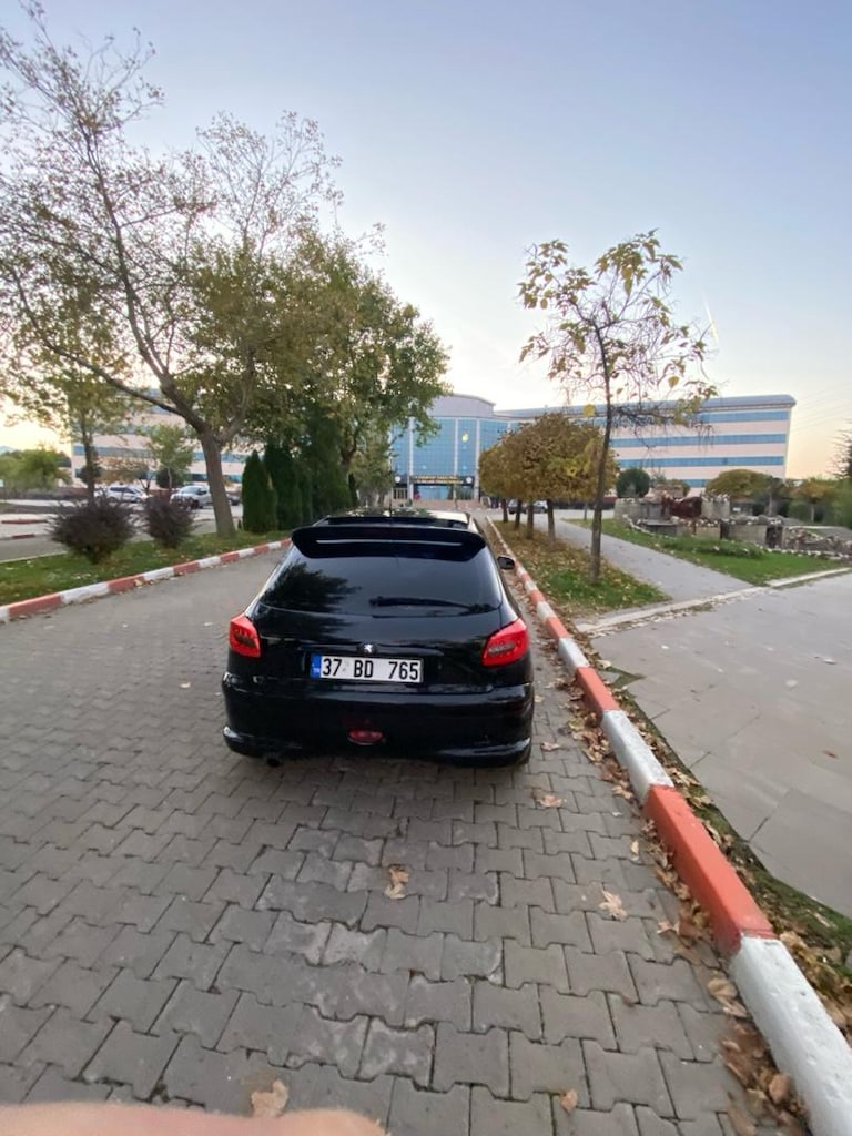 Siyah Hatchback Araba - 3