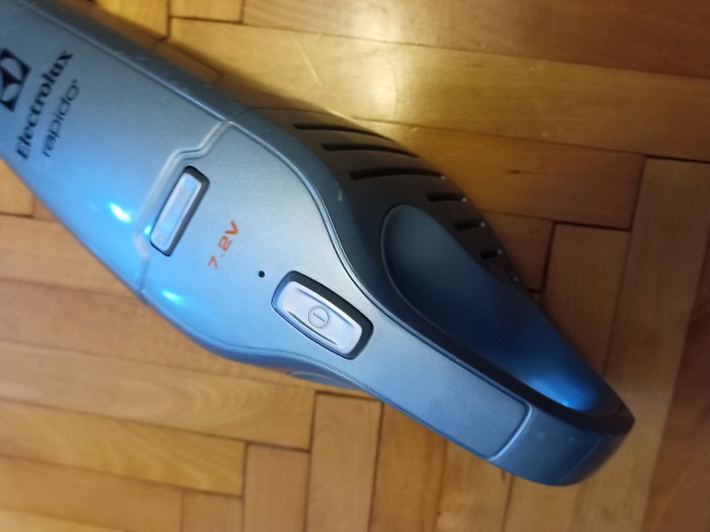 AKÜSÜ BİTMİŞ Electrolux Şarjlı Süpürge Electrolüx El Süpürgesi - 3