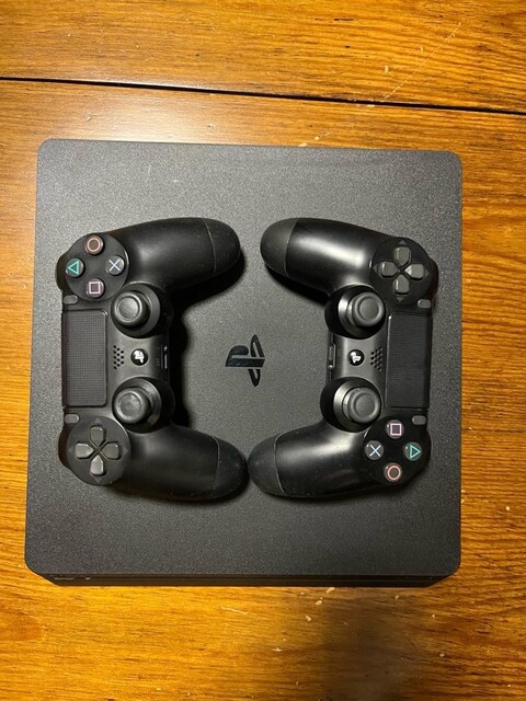 İLK SAHİBİNDEN PS4 SLİM + 2 KOL ORİJİNAL