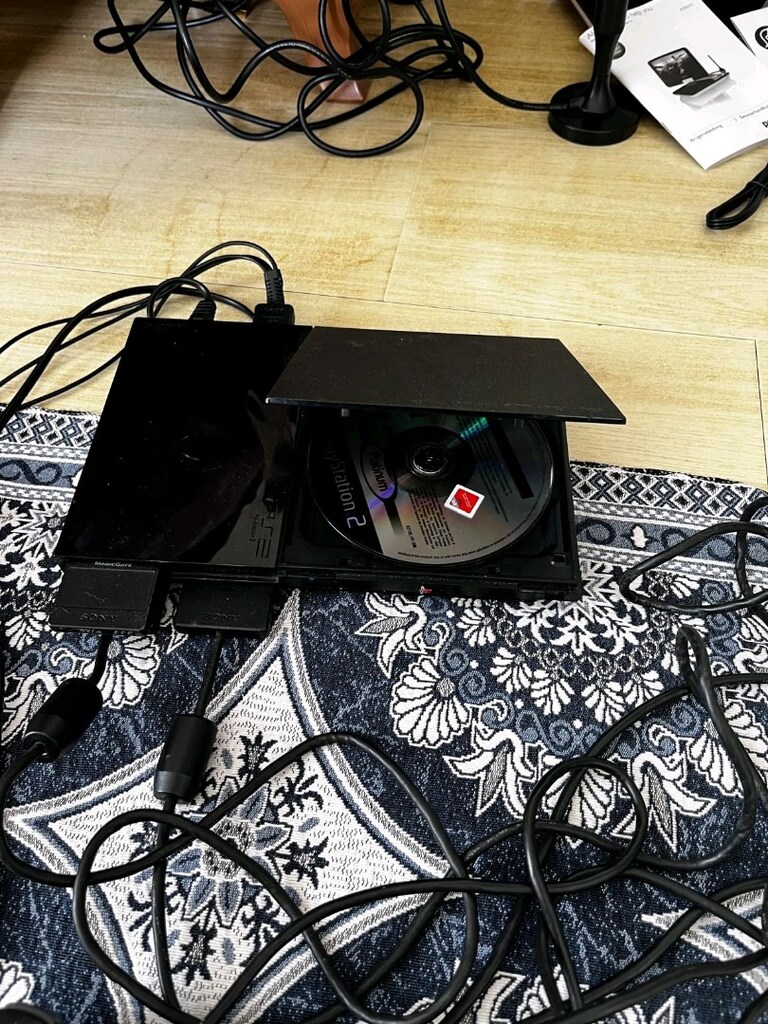 PlayStation 2 sıfır ayarında kolları da yanında 2 tane iki tane - 2
