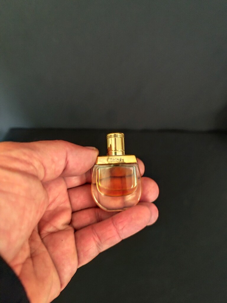 Altın kapaklı, amber renkli sıvı içeren mini Chloé kadın parfümü. - 2