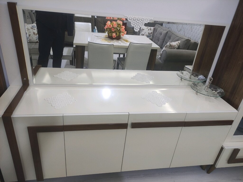 2 adet Gümüşlük vitrin ve 1 adet aynalı konsol. - 3