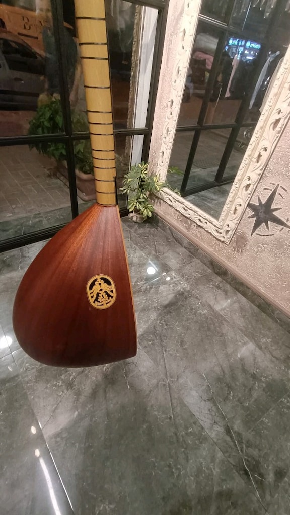 yılmaz saz evinden alınmıştır. çok az kullanılmıs uzun sap bağlama.