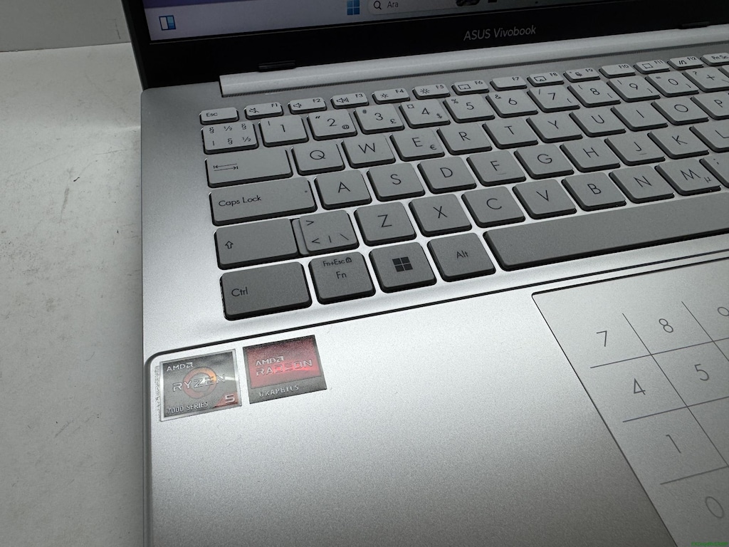 ASUS VİVOBOOK AMD RYZEN 5 İŞLEMCİ 8 GB RAM 512 M2SSD - 3