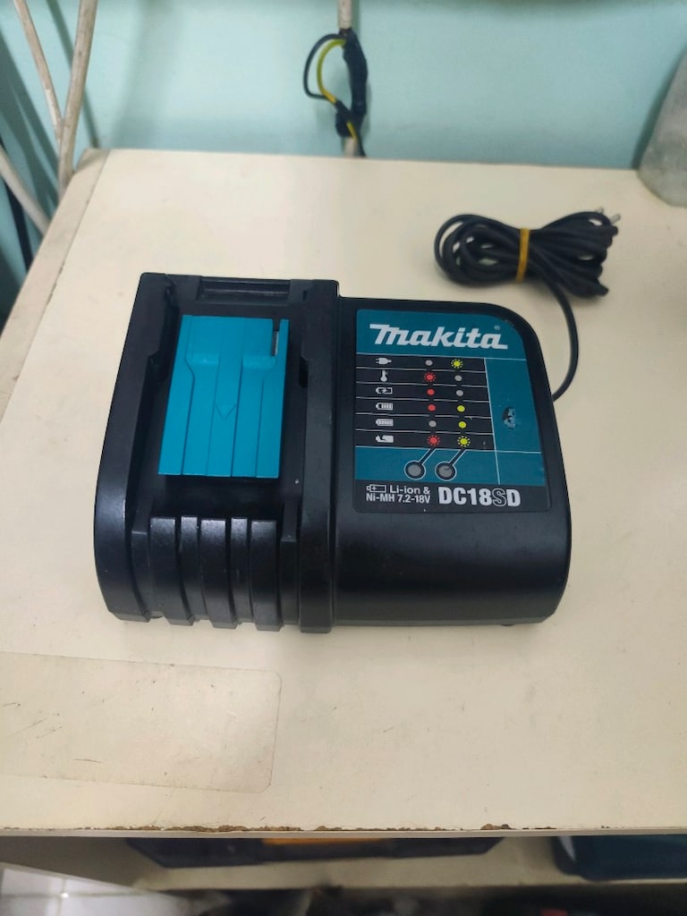 Makita DC18SD şarj cihazı - 2