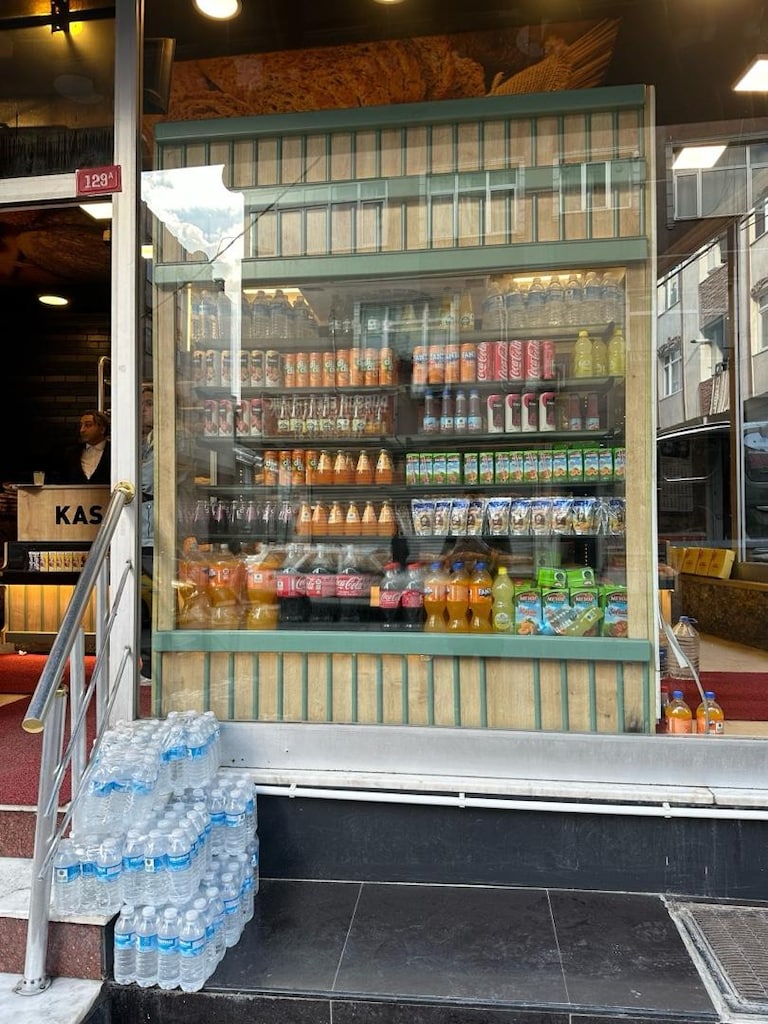 ÖZEL YAPIM 1 YIL KULLANILMIŞ PASTA CEPHE DOLABI VE 4 METRE TEZGAH - 8
